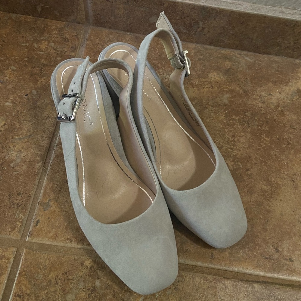 New Vionic Gray Suede Low Chunky Heels